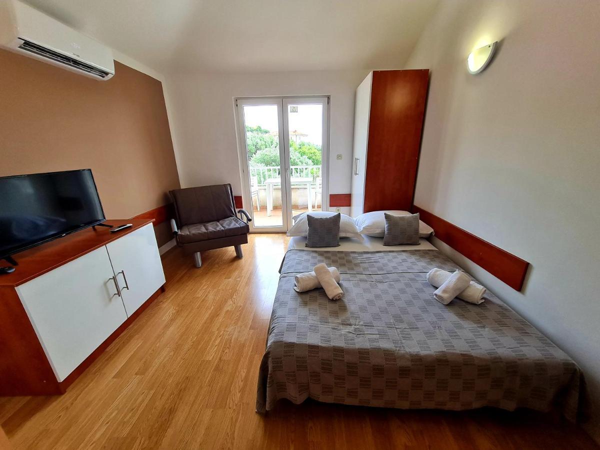 Vila Maslina Apartments Mit Pool Und Garten Nahe Am Strand Tucepi Ngoại thất bức ảnh