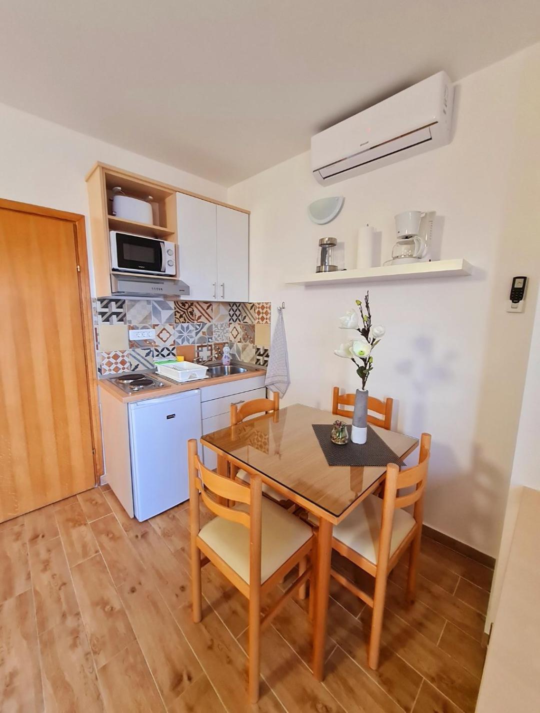 Vila Maslina Apartments Mit Pool Und Garten Nahe Am Strand Tucepi Phòng bức ảnh