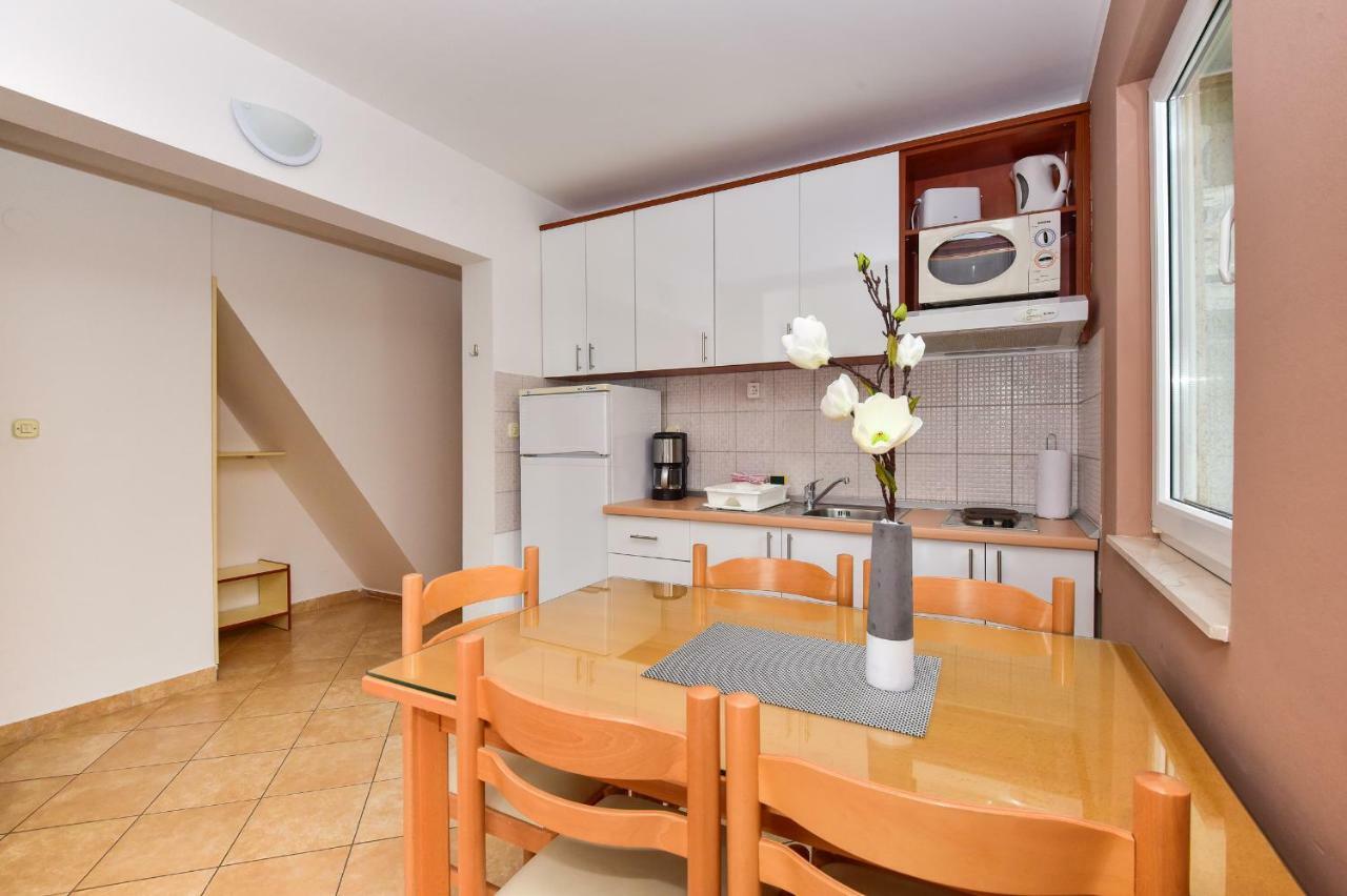 Vila Maslina Apartments Mit Pool Und Garten Nahe Am Strand Tucepi Ngoại thất bức ảnh